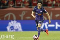 <div class="caption">札幌戦で脇腹を痛めて負傷交代。リーグ戦では3試合ぶりの出場となった川村拓夢。</div>