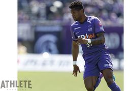 試合の数時間前に伝えられたフォーメーションで鹿島を圧倒。スキッベ監督が目指すサッカーに迫る《吉田安孝の紫風堂々》<br />