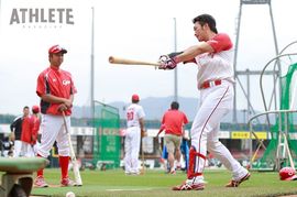 2016年、2000安打を達成した新井貴浩の背中から学んだこと。<鈴木誠也が歩んだカープでの9年間の軌跡>