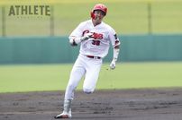 <div class="caption">10月6日の阪神戦。ルーキーの宇草孔基が「1番・レフト」でスタメン出場。5回の第3打席でプロ初安打となる左中間二塁打を放った。</div>