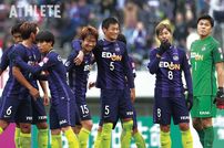 <div class="caption">FC東京に勝利後、J1残留を争っていた甲府の引き分けを聞き、喜ぶサンフレッチェの選手たち。</div>
