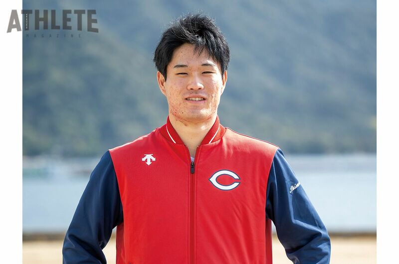 <div class="caption">大野練習場のグラウンドで撮影に応じる斉藤優汰（撮影は2024年）</div>