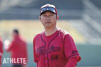 <div class="caption">４年目のシーズンに臨む新井監督。ファンの願いはもちろん優勝、そして日本一だ</div>